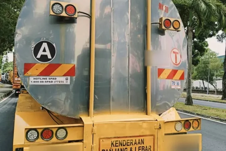 Tanker trailer, rear view