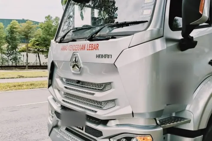 Silver rigid lorry